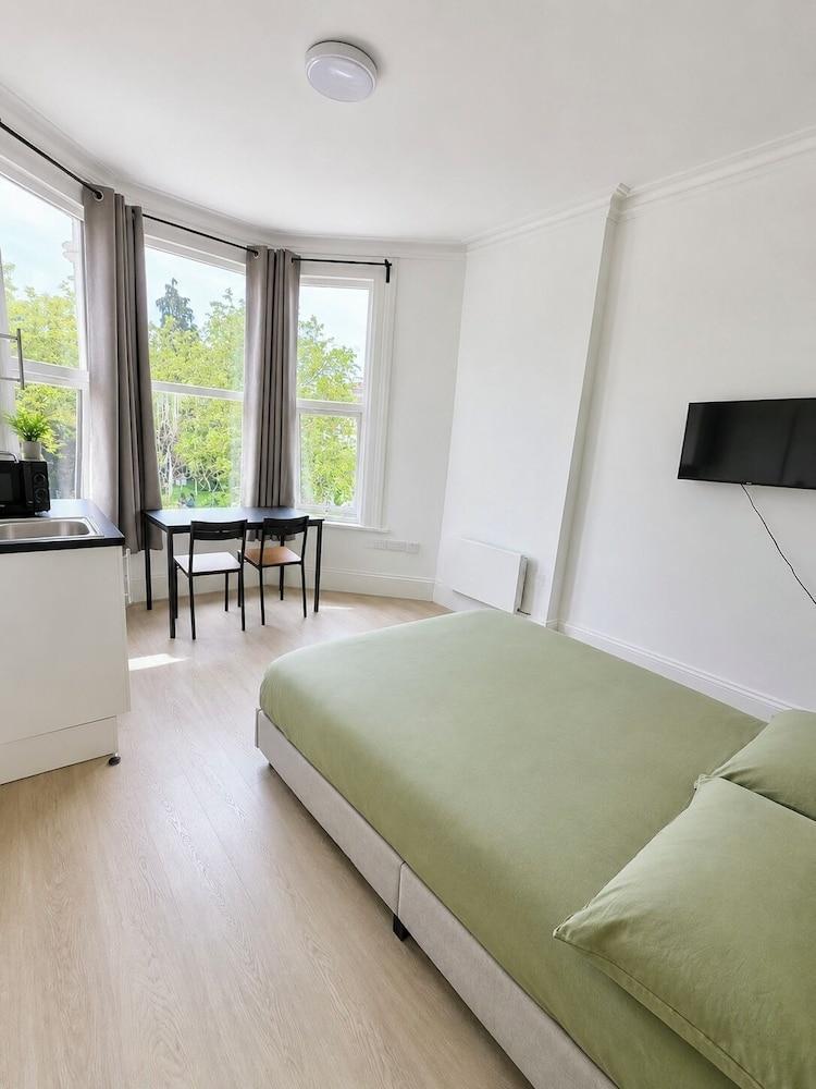 KW SELF CONTAIN STUDIOS ALEXANDRA PALACE Room Type - Deluxe Studio, 1 Double Bed