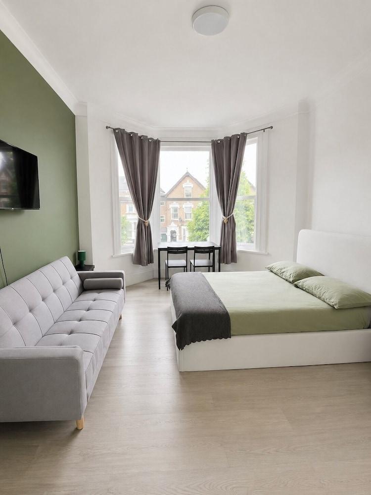 KW SELF CONTAIN STUDIOS ALEXANDRA PALACE Room Type - Deluxe Triple Room