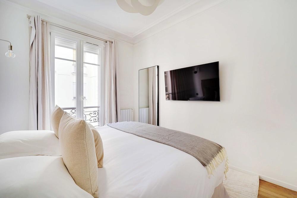 Beautiful Apartment - 2bd/4p - Arc de Triomphe - Tap to explore photos