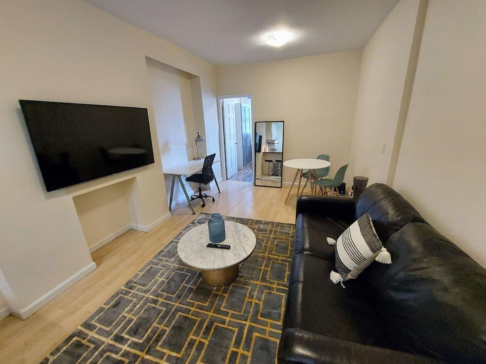Comfortable Apartment with Kitchen and Work Station Room Type - Comfort Studio Suite, City View