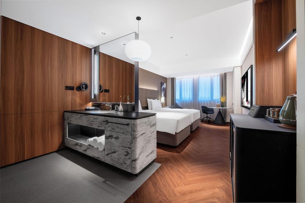 Intercity Shanghai Xujiahui Room Type - Deluxe Twin Room, City View