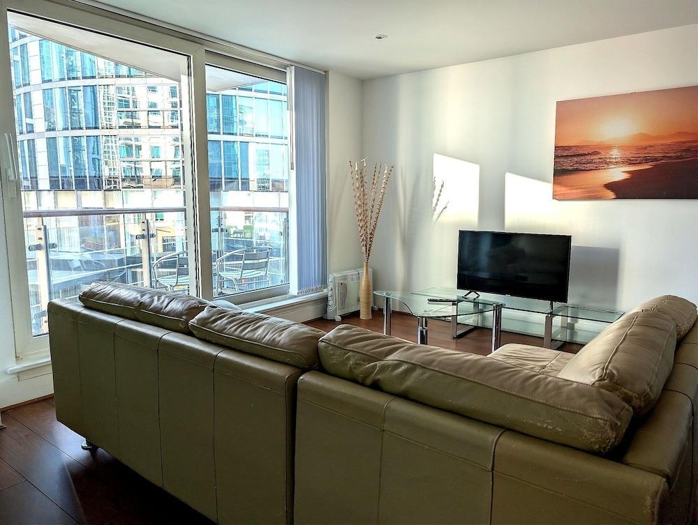 Central London Riverside Apartment - Tap to explore photos