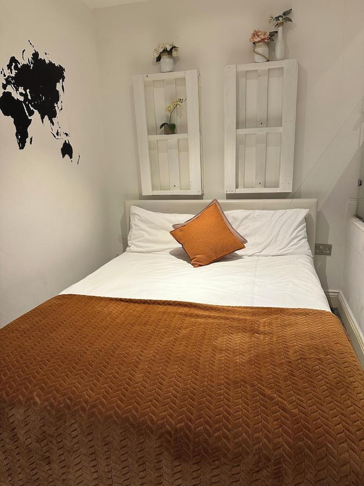 King's Cross Nest Inn Studio Apartments - Tap to explore photos