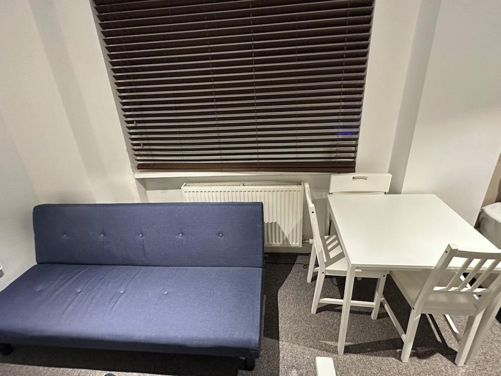 King's Cross Nest Inn Studio Apartments - Tap to explore photos