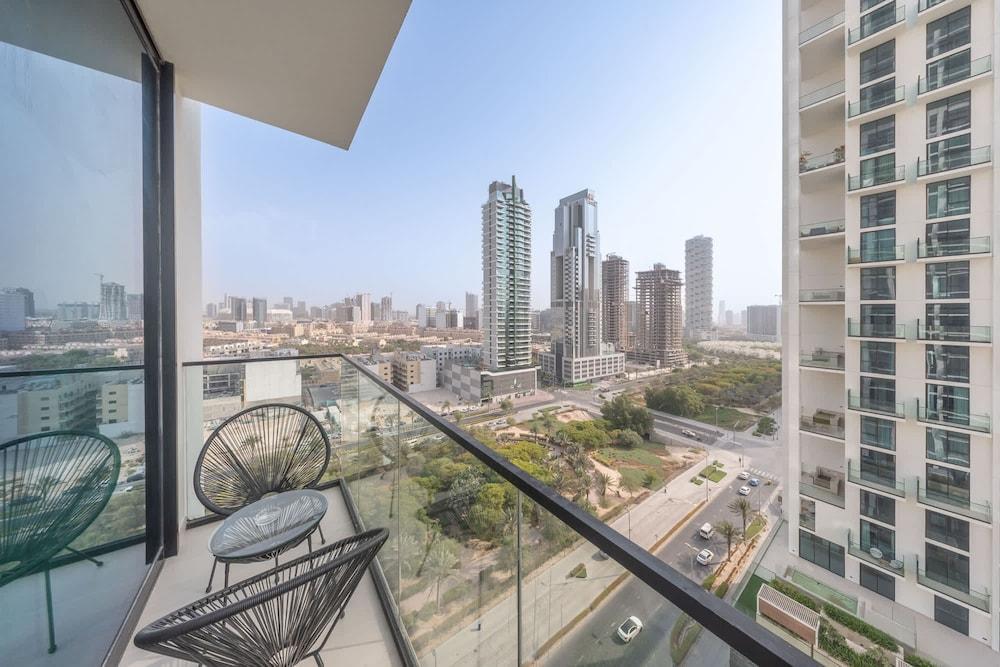 JVC Studio for 2 People With City Views - Tap to explore photos