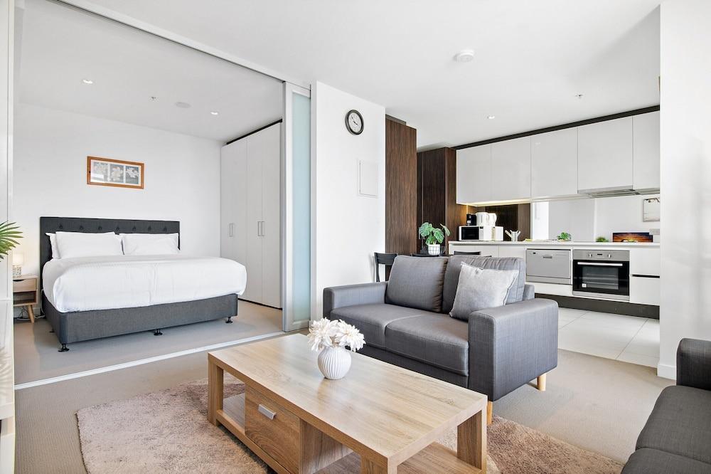 Luxury 2-bed Apartment in Melbourne's Heart - Tap to explore photos