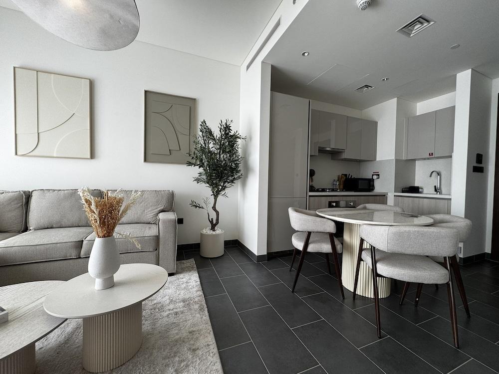 Luxury 1BR Apartment with Pool Access Room Type - Deluxe Apartment, Balcony, Courtyard View