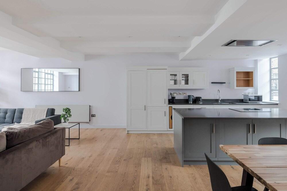 The Eyre Suite Two - Farringdon - by Frankie - Tap to explore photos