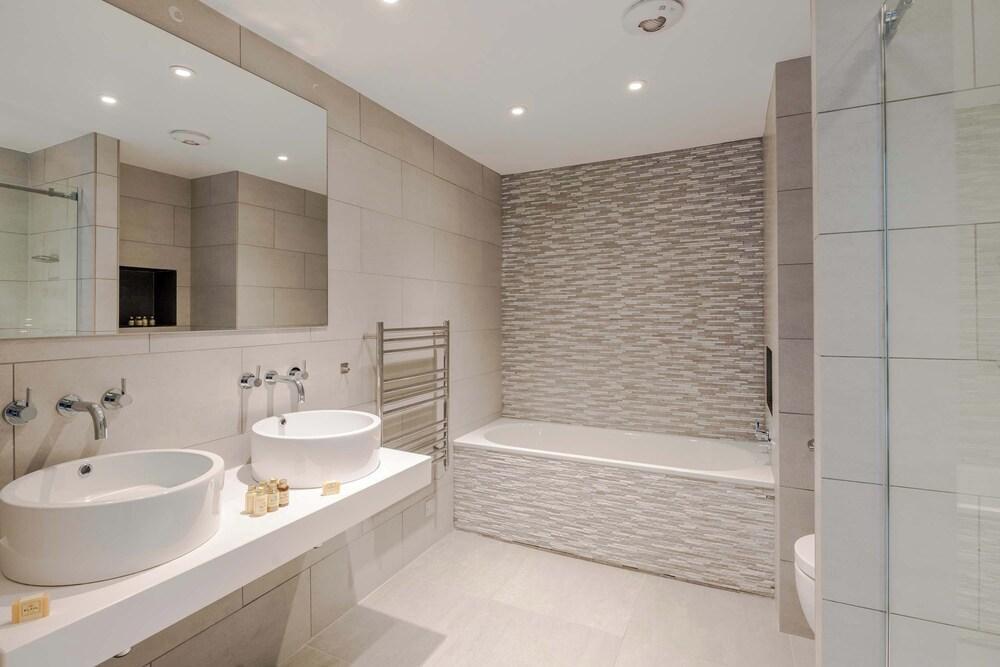 The Eyre Suite Two - Farringdon - by Frankie - Tap to explore photos