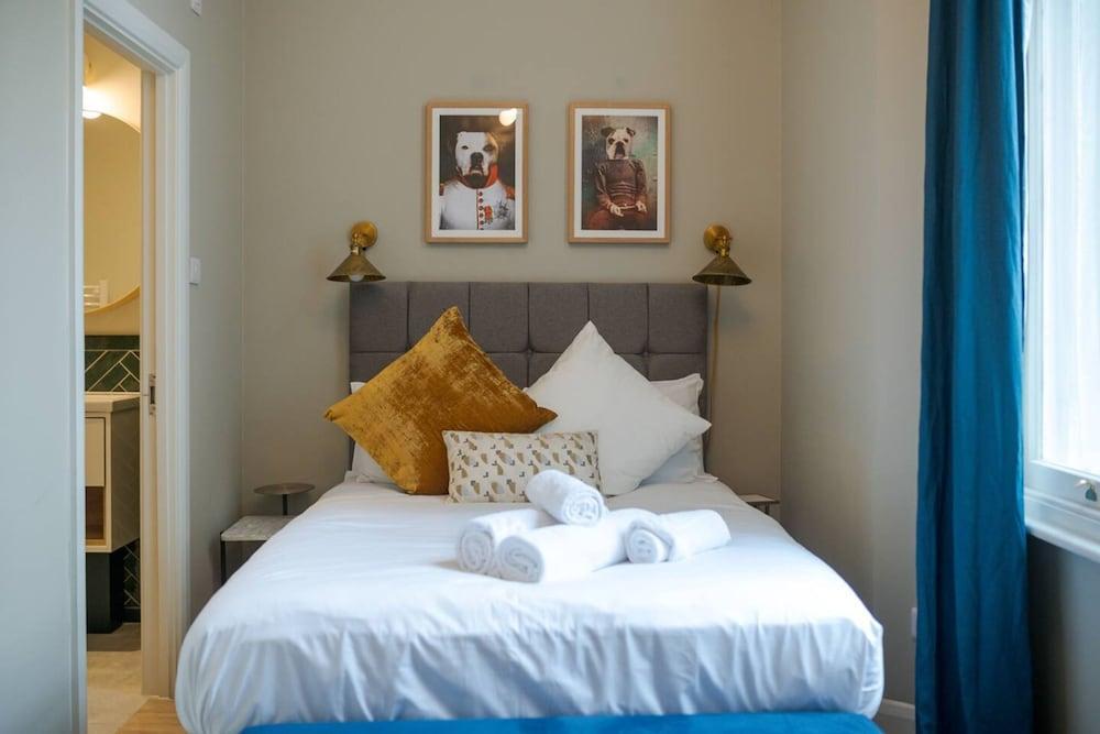 Perfect Hyde Park Apartment PS3 - Tap to explore photos