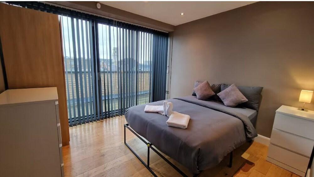 Grove Heights Shoreditch Room Type - Signature Skyline 2 - Bedroom Residence
