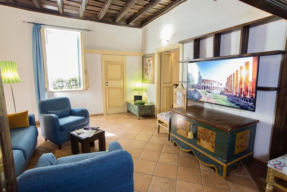 Trevi Fountain Apartment - Tap to explore photos
