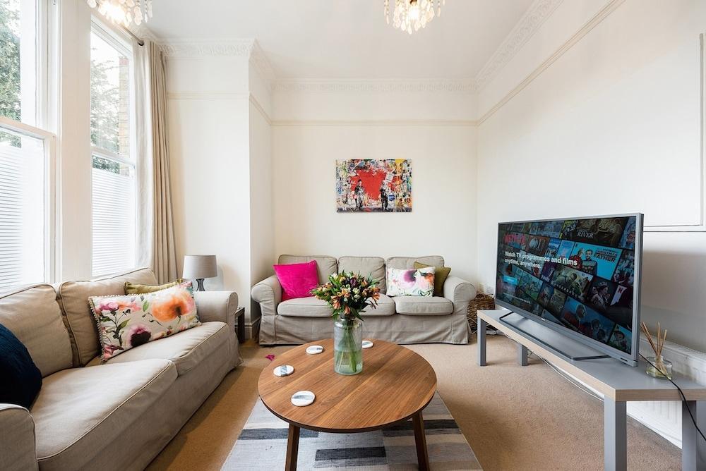 Garden Flat Near Ealing Broadway - Tap to explore photos