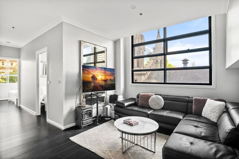 Central 3-bed Apartment in Vibrant Melbourne - Tap to explore photos