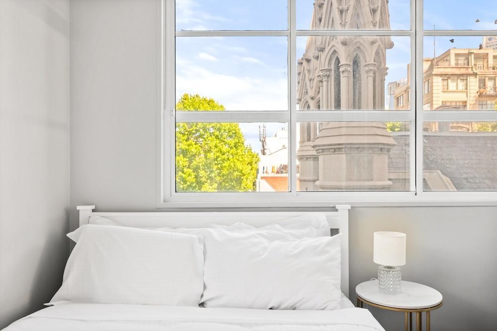 Central 3-bed Apartment in Vibrant Melbourne - Tap to explore photos