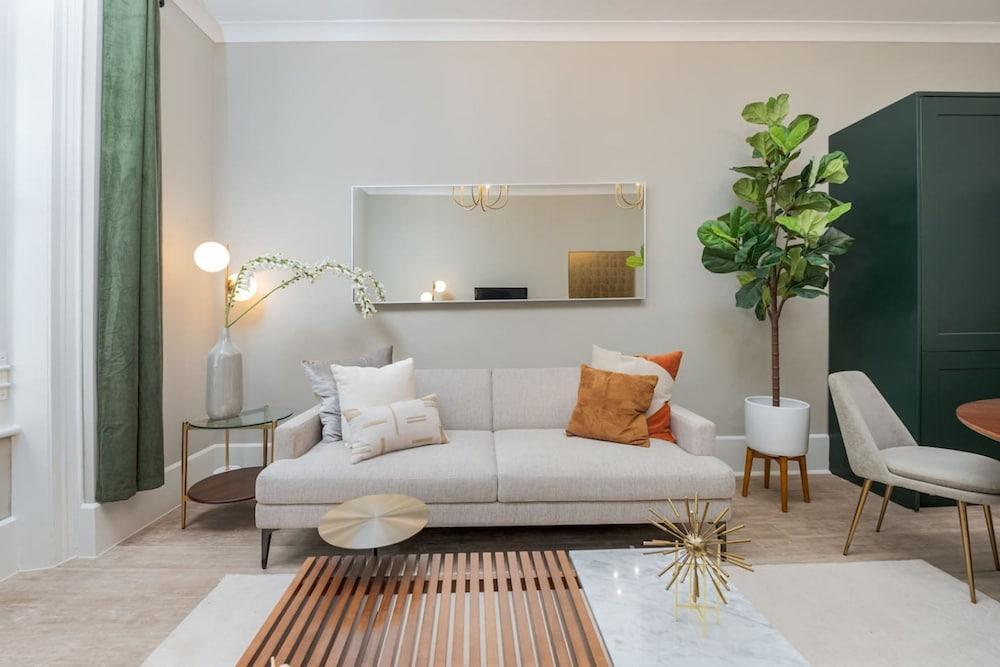 Incredible Hyde Park Apartment PS5 Room Type - House