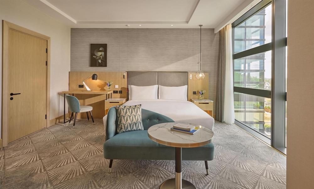 Hyatt Regency London Olympia Room Type - Deluxe Room, 1 King Bed - Accessible Shower
