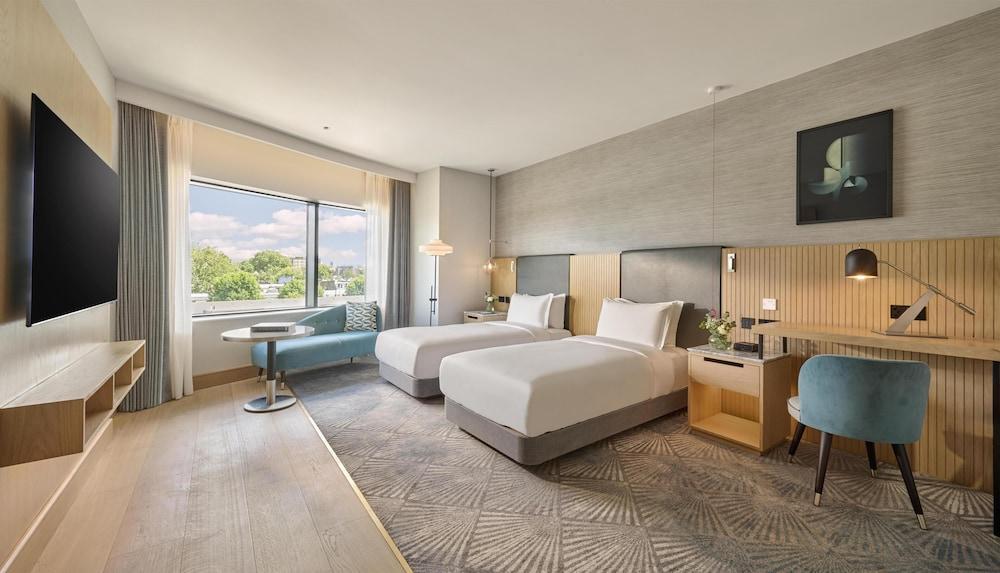 Hyatt Regency London Olympia Room Type - Deluxe Room, 2 Twin Beds - Accessible Shower
