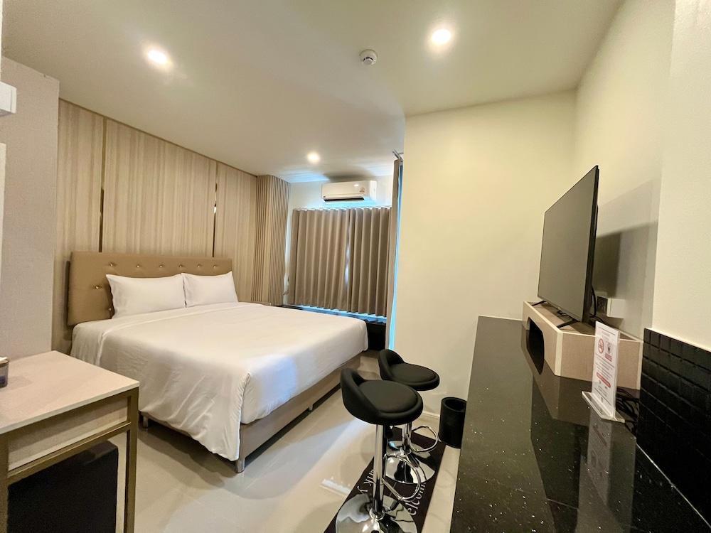 DF Hotel Pattaya Room Type - Deluxe Double Room