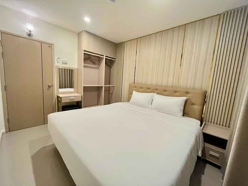 DF Hotel Pattaya Room Type - King Suite with Balcony