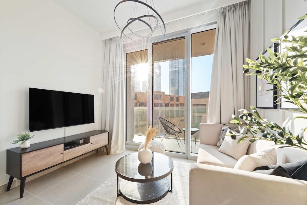 Downtown Apartment w Tower Pool Balcony