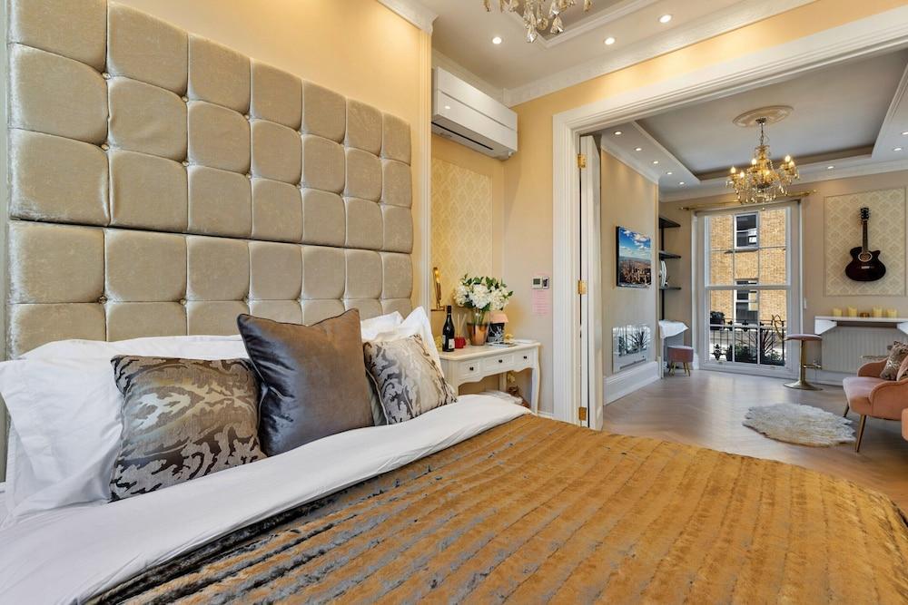 Elegant Apartment in Marylebone - Tap to explore photos