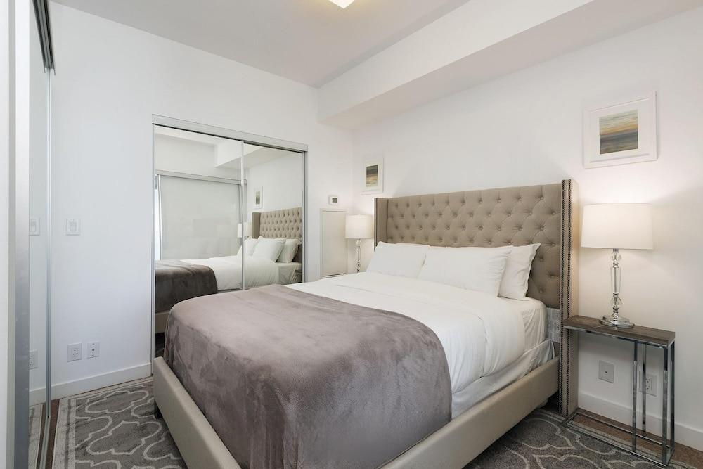 City View Suites - Near CN Tower