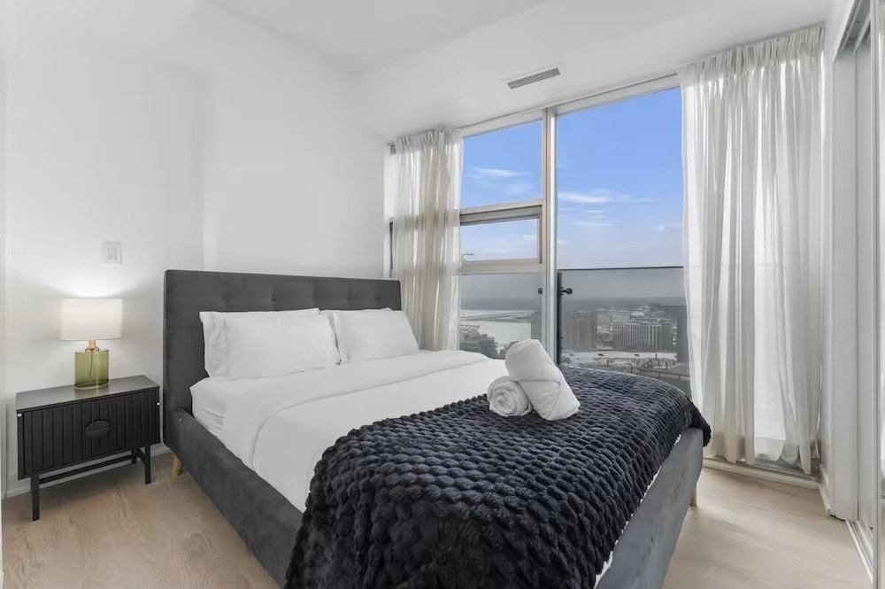 Toronto Icon Suites - CN Tower Downtown Room Type - Family Suite, 3 Bedrooms, Balcony, City View