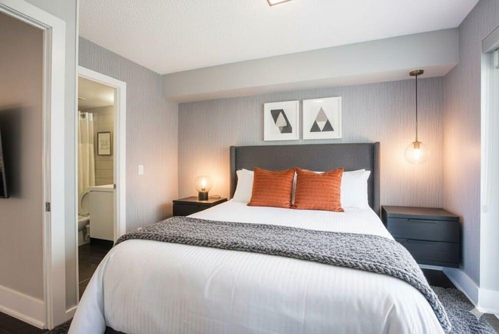 Toronto Icon Suites - CN Tower Downtown - Tap to explore photos