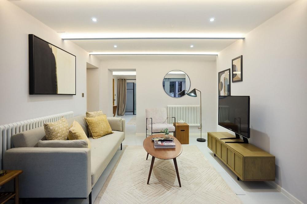 Ladbroke Grove Courtyard Apartment - Tap to explore photos