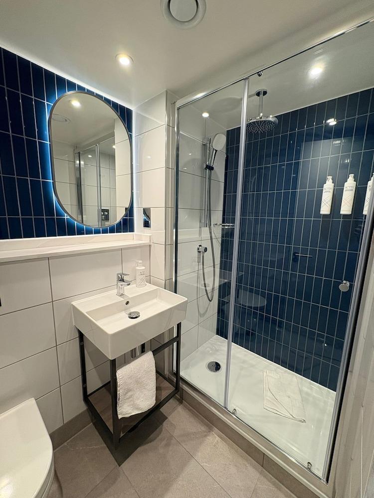 Four Points Flex By Sheraton London Victoria - Tap to explore photos