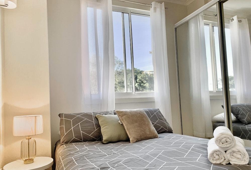 Central Bondi Getaway - up to 8 Guest - Tap to explore photos