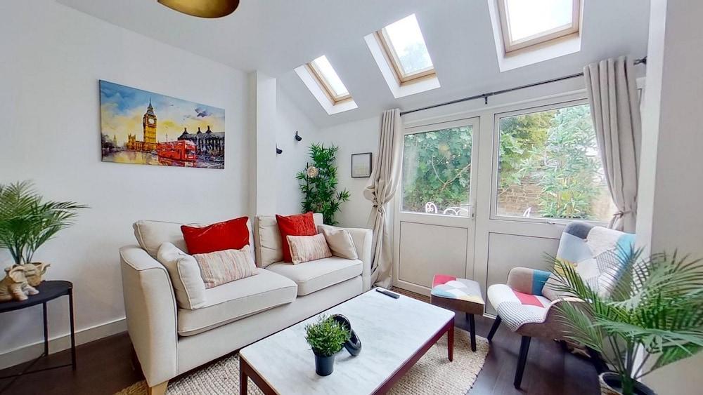 Charming 2 Bed Apt with Netflix & Wi-Fi - Tap to explore photos