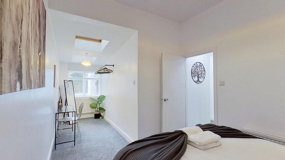 Charming 2 Bed Apt with Netflix & Wi-Fi