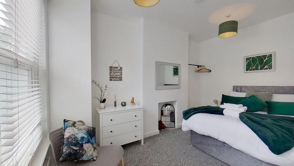 Charming 2 Bed Apt with Netflix & Wi-Fi - Tap to explore photos