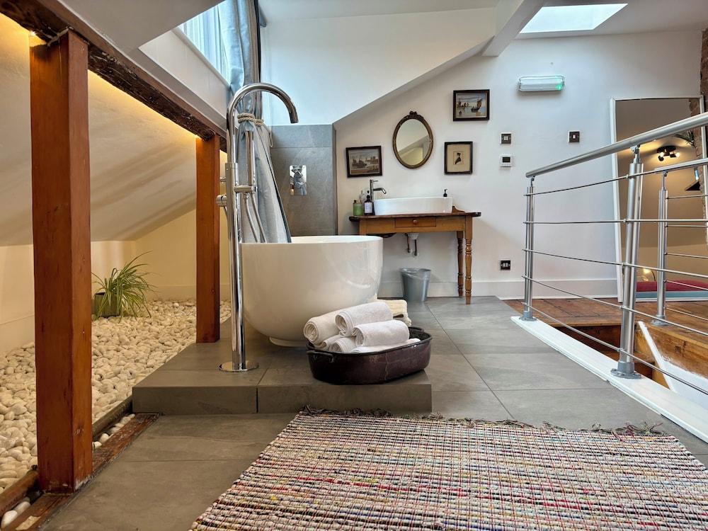 Central Victorian House Room Type - Deluxe Double Room, Garden View