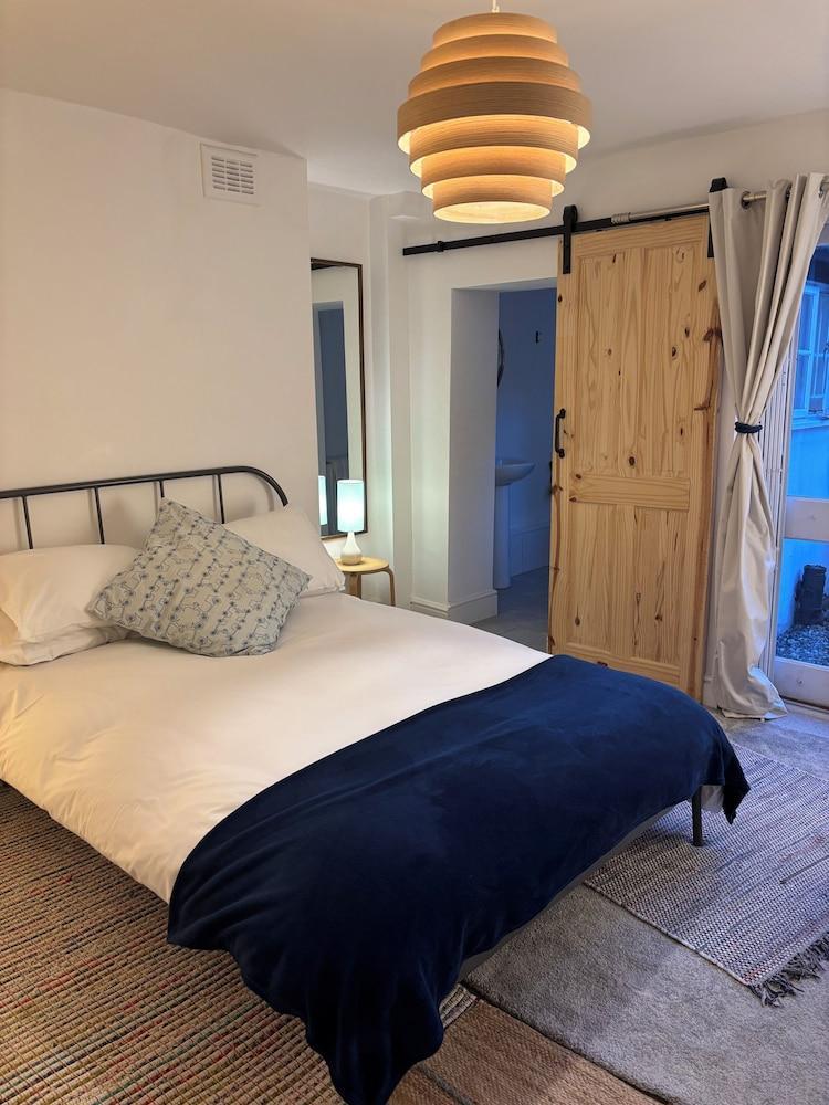 Central Victorian House Room Type - Comfort Double Room, Patio, Garden View