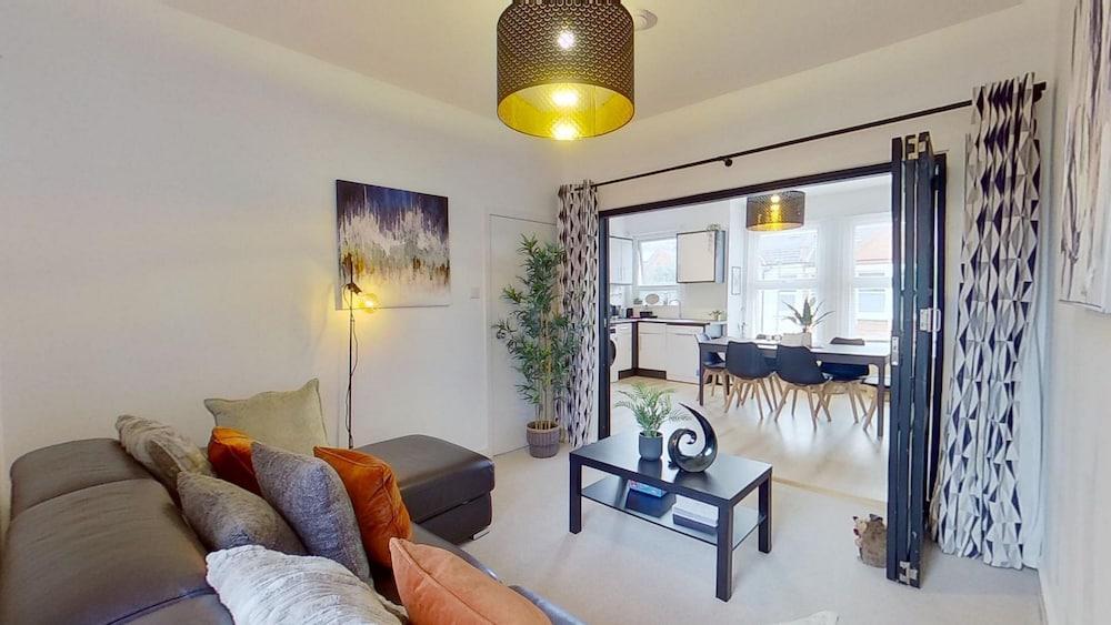 Chic 2 Bedroom Aparment with Netflix - Tap to explore photos
