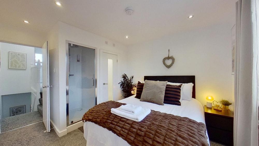 Chic 2 Bedroom Aparment with Netflix - Tap to explore photos