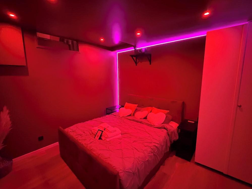 Champs‑Elysées Loveroom & Spa Room Type - Deluxe Apartment, 1 Queen Bed with Sofa bed, Non Smoking, Hot Tub