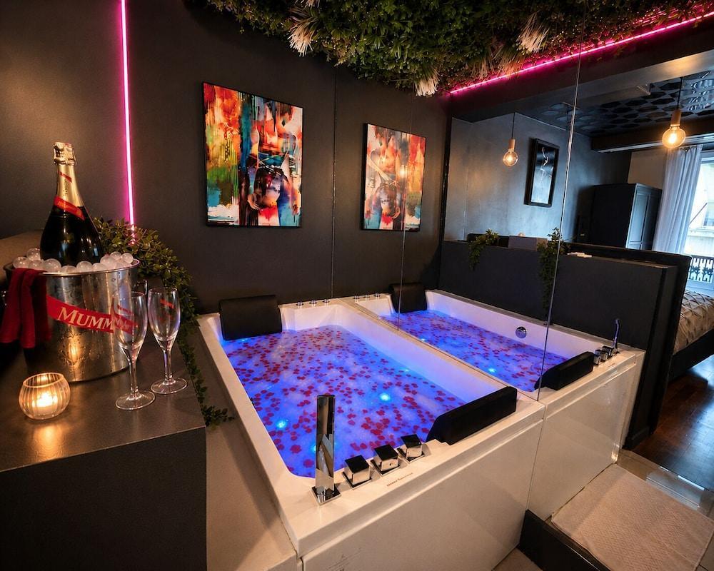Champs‑Elysées Loveroom & Spa Room Type - Superior Apartment, 1 Queen Bed with Sofa bed, Hot Tub, City View Champs‑Elysées Loveroom & Spa Room Type - Superior Apartment, 1 Queen Bed with Sofa bed, Hot Tub, City View
