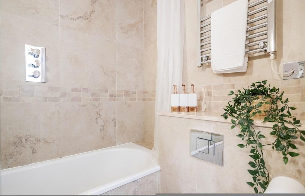 Elegant Stay Near Hyde Park - Tap to explore photos