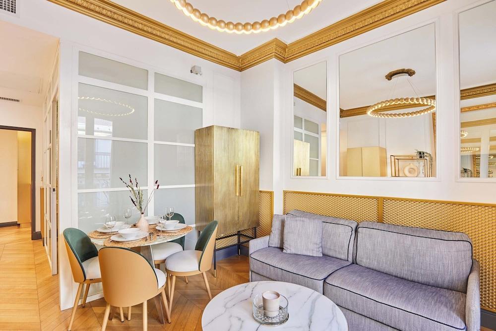 Superbe Flat With AC Champs Elysees Av Montaigne - Tap to explore photos