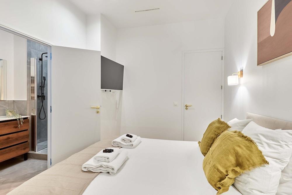 Charming AC Apartment - Buttes Chaumont Park - Tap to explore photos