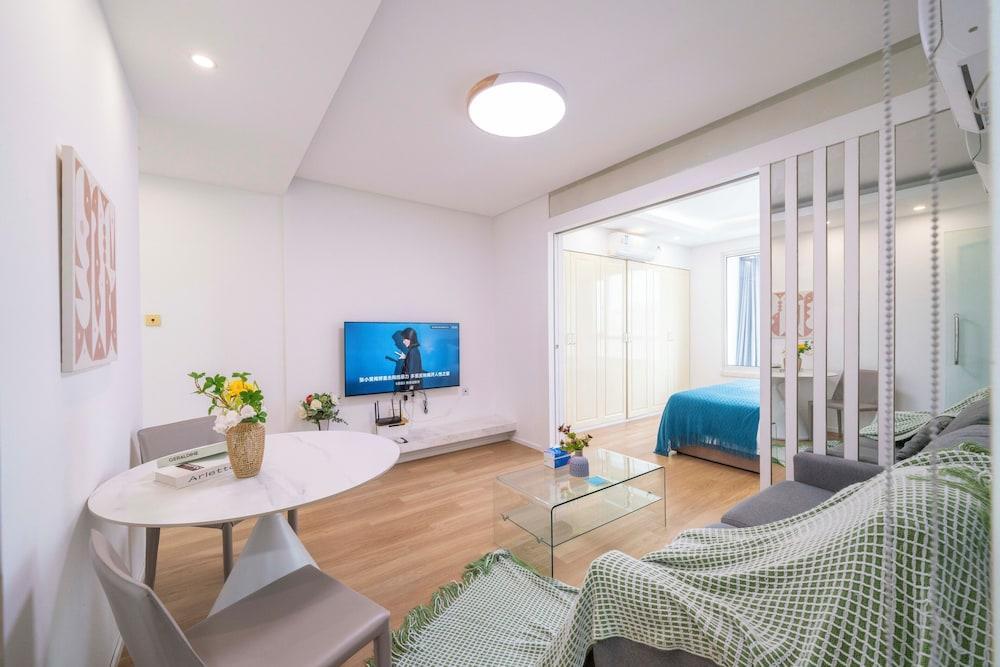 Tyms High Serviced Residence Shanghai Xujiahui Tower Room Type - City View 1BR Serviced Residence - Spacious Living Room & Kitchen