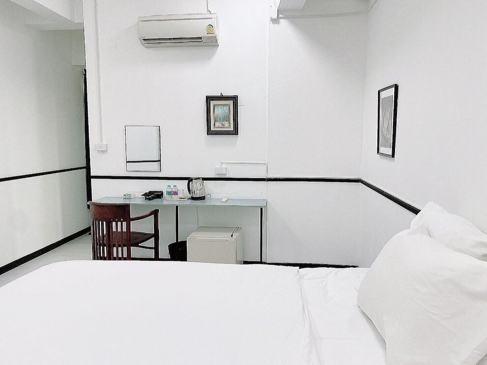 Bob House MRT Hua Lamphong Room Type - Deluxe Double Room, City View Bob House MRT Hua Lamphong Room Type - Deluxe Double Room, City View