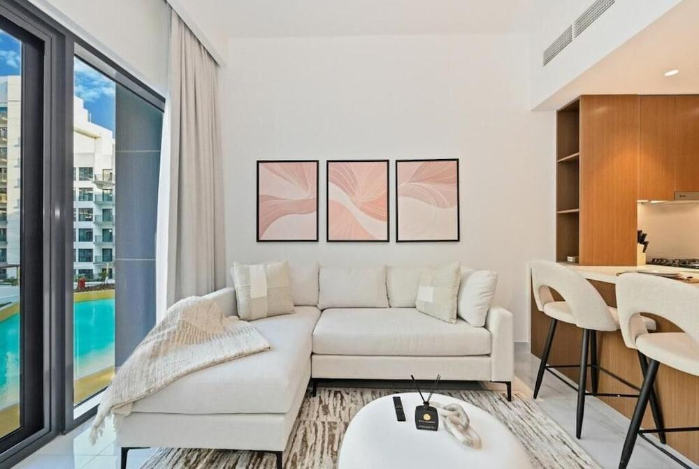 Bloomfields Sleek 1BR in Azizi Mirage 1 - Tap to explore photos