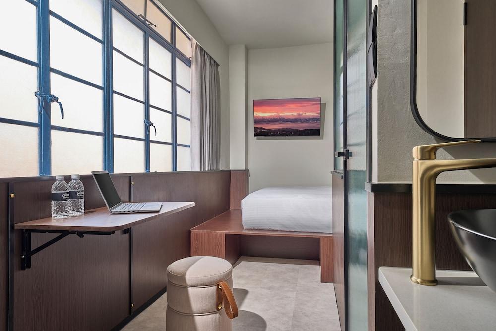 Coliwoo Hotel Kampong Glam Room Type - Premier Queen
