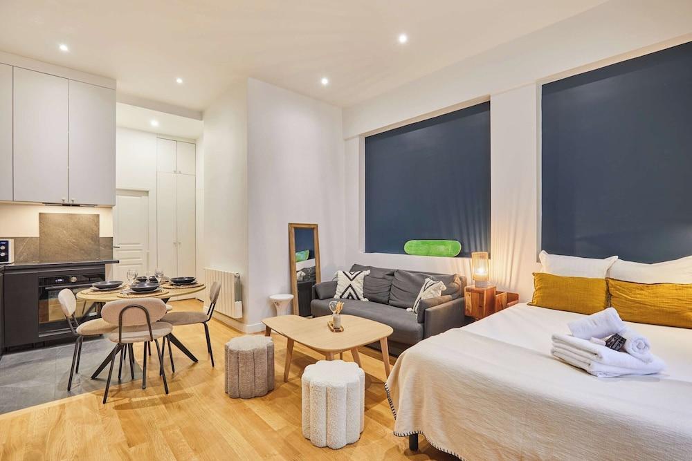 Charming & Modern Studio Center of Paris - Tap to explore photos