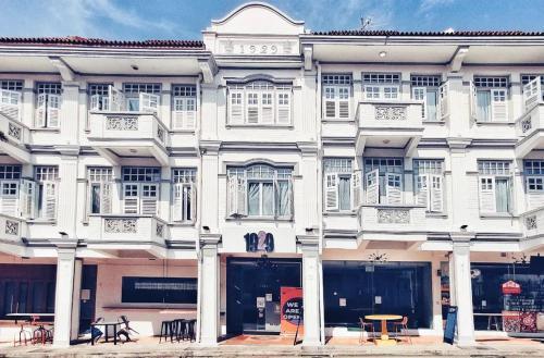 A Hotel Chinatown 11 Hrs Stay From 10PM to 9AM - Tap to explore photos